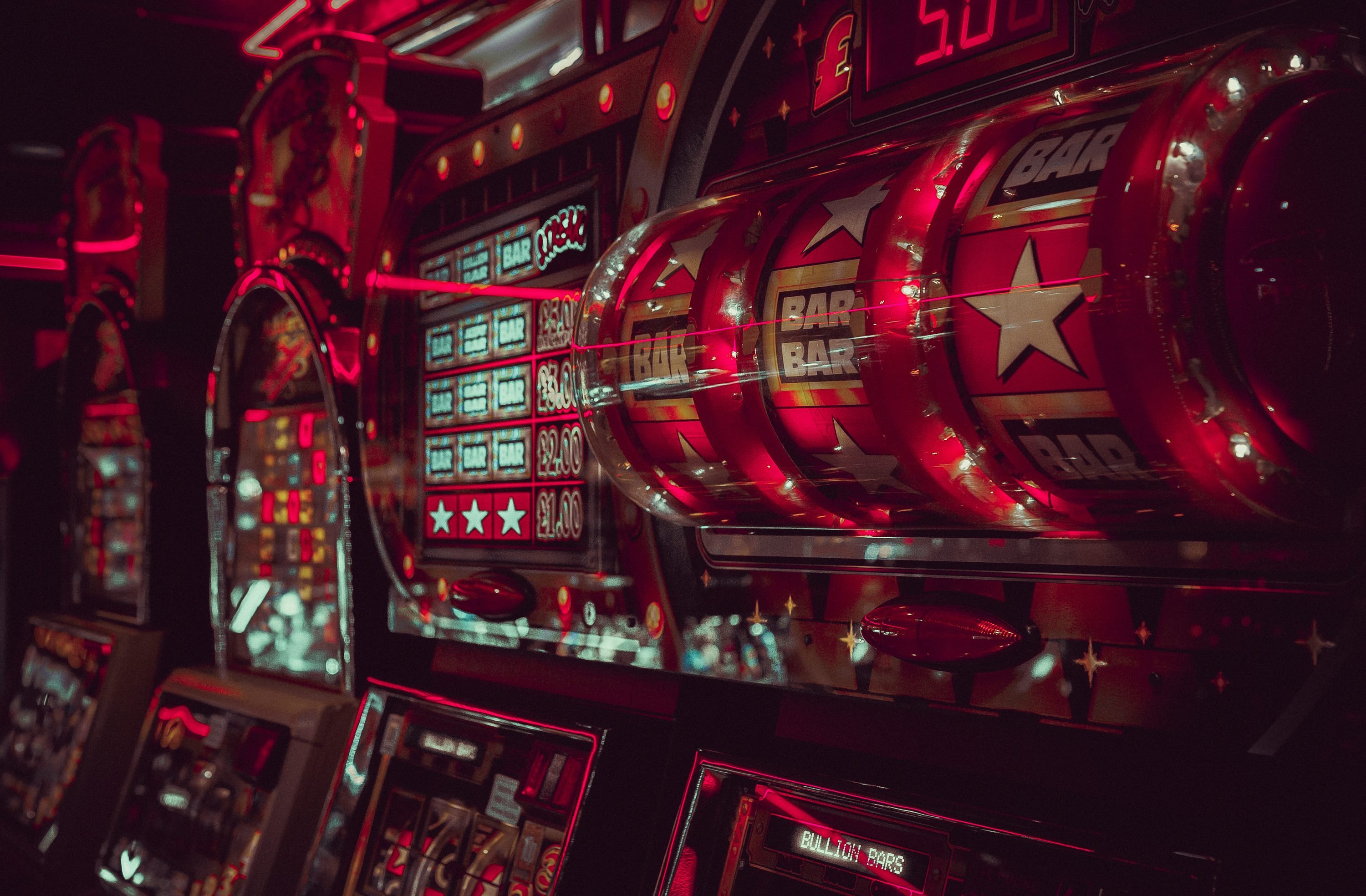 Tampilan live studio Playtech dengan dealer, kartu, dan streaming video multi-kamera di platform merdeka77